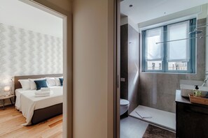 Een douche, een haardroger, een bidet, handdoeken