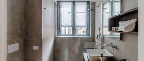 Dusche, Haartrockner, Bidet, Handtücher