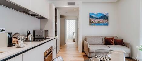 Kjøleskap, mikrobølgeovn, ovn og kokeplater