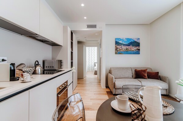 Køleskab, mikrobølgeovn, ovn, kogeplade