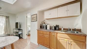Casa (1 Bedroom) | Cozinha americana privada | Micro-ondas, cafeteira/chaleira, mesas de jantar
