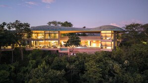 A modern two-story house with a swimming pool, surrounded by dense greenery. - Villa Mariposa - Brand New - 7 Bedroom 8.5 Bath - Peninsula Papagayo (Peninsula Papagayo)