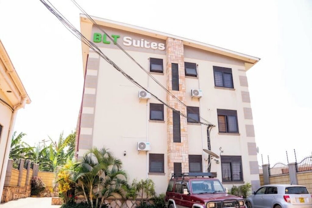 Un edificio de varios pisos con el letrero 'BLT Suites' en la fachada.