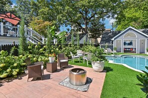 Terrace/patio - Luxury Spacious ATL Mansion. up to 18 beds 5 Bath, pool & sauna. near Piedmont (Atlanta)