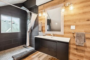 Douche, baignoire Ă jets, sĂšche-cheveux, serviettes fournies