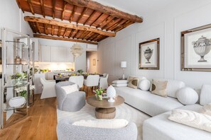 A modern living room with a wooden ceiling, a dining area, and a kitchen. - Luxury Contemporary 3 Bedrooms Apartment in Lucca (Lucca)
