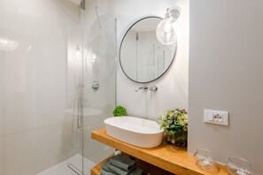Douche, sèche-cheveux, serviettes fournies