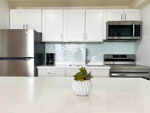 Réfrigérateur, four à micro-ondes, un four, surface de cuisson