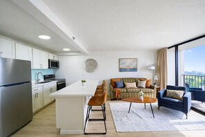 Interior - Waikiki Beach Ocean 28F Suite - Patio - Free Parking (Honolulu)
