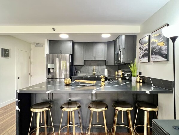 Fridge, microwave, oven, stovetop - Tropical Oasis, Steps away from Waikiki Beach, Free Parking (Honolulu)