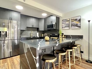 Een koelkast, een microgolfoven, een oven, een kookplaat