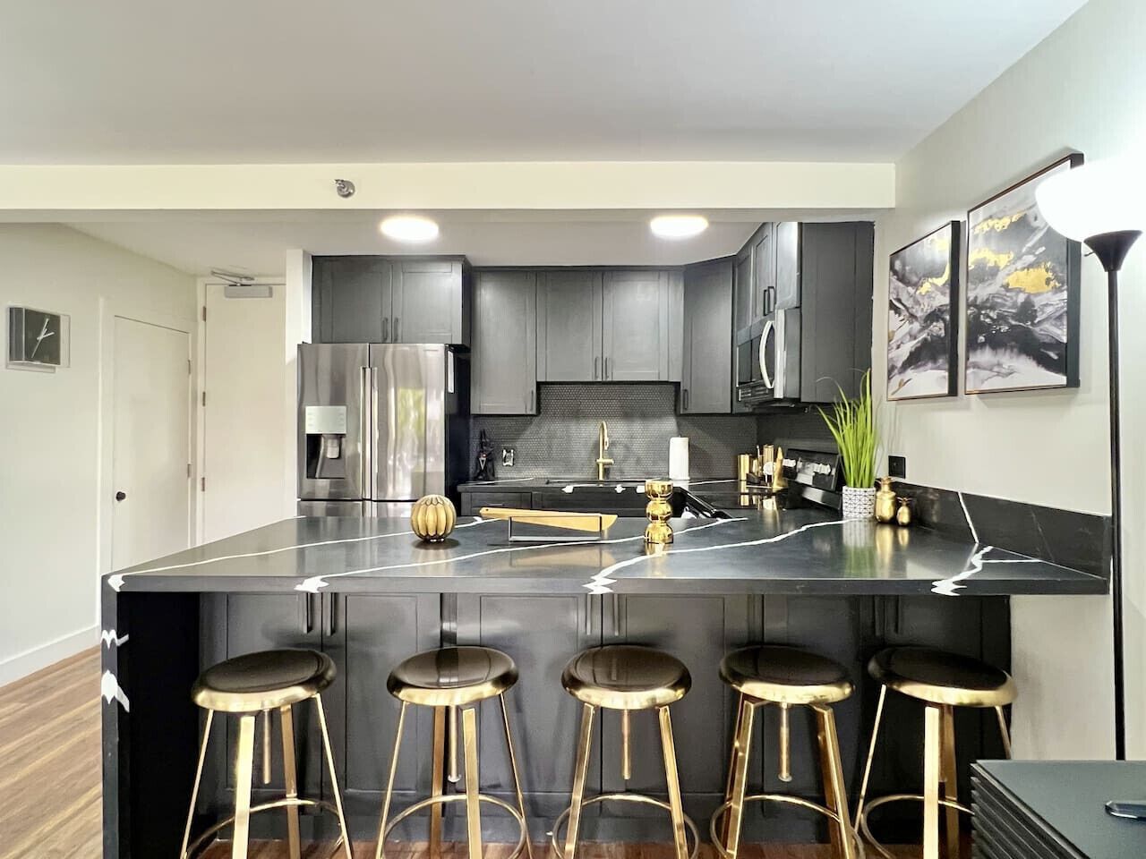 Réfrigérateur, four à micro-ondes, un four, surface de cuisson