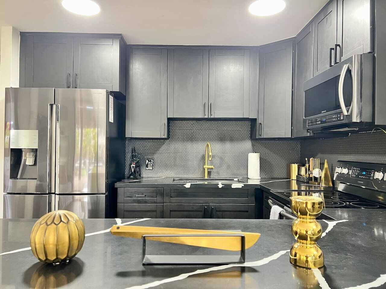 Réfrigérateur, four à micro-ondes, un four, surface de cuisson