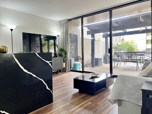 TV - Tropical Oasis, Steps away from Waikiki Beach, Free Parking (Honolulu)