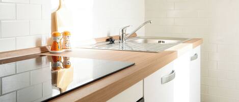 Frigorifero, forno, piano cottura, macchina per tè/caffè