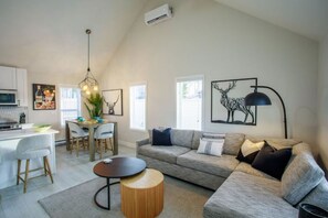 Smart TV, books - Downtown Greens (Kelowna)