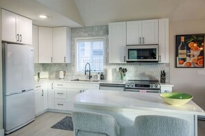 Fridge, microwave, oven, stovetop - Downtown Greens (Kelowna)