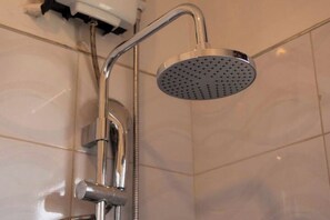 Dusche, Bidet, Handtücher, Seife