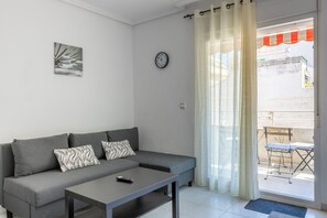 Apartment, 2 Schlafzimmer, barrierefrei, Balkon | Wohnzimmer