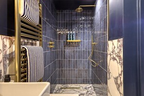 Chambre supérieure double | Salle de bain | Douche, séchoir à cheveux, serviettes fournies, savon