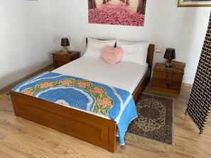 1 slaapkamer, een kluis op de kamer, een strijkplank/strijkijzer