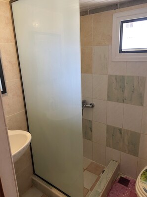 Dusj, hårføner, håndklær og såpe