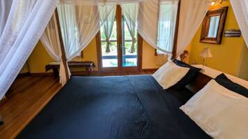 4 bedrooms, desk, iron/ironing board, free WiFi