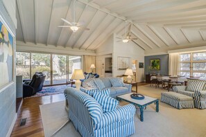 Hus - flere senge - terrasse - udsigt til have (OAK AVENUE 77) | Opholdsområde | Pejs