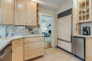 House, Multiple Beds, Patio, Garden View (OAK AVENUE 77) | Private kitchen | Coffee/tea maker