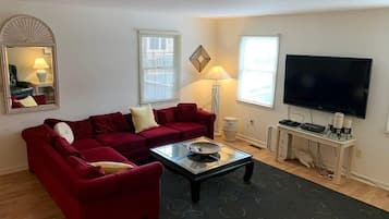 Casa, varias camas, cocina, vista al océano (KING CHARLES AVENUE 404 #6) | Área de sala de estar