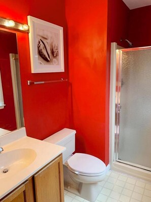 Ferienhaus, Mehrere Betten, Küche, Meerblick (KING CHARLES AVENUE 404 #6) | Badezimmer