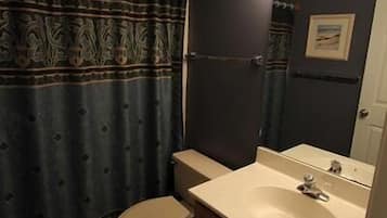 House, Multiple Beds, Patio, Garden View (KING CHARLES AVENUE 408 #2) | Bathroom