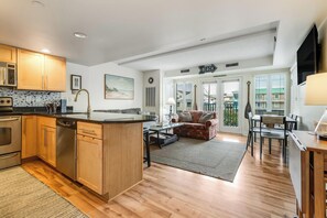 Condo, Plusieurs lits, cuisine, vue sur le jardin (THE OPAL S202) | Intérieur