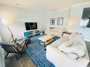 Casa, varias camas, cocina, vista al jardín (KAITLYN DRIVE 37488 #33) | Área de sala de estar