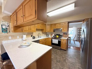 Maison, plusieurs lits, patio, vue jardin (EAGLE DRIVE 26) | Cuisine privée | Cafetière/bouilloire