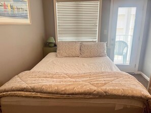 Condo, Plusieurs lits, balcon, vue sur la piscine (WILMINGTON AVENUE 50 #312) | Vue de la chambre