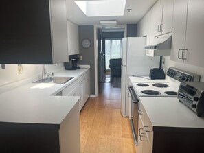 Lägenhet - flera sängar - balkong - utsikt mot poolen (WILMINGTON AVENUE 50 #312) | Eget kök | Kaffe- och tebryggare