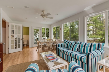 村舍, 多张床, 露台, 泳池景观 (COLUMBIA AVENUE 17) | 起居区