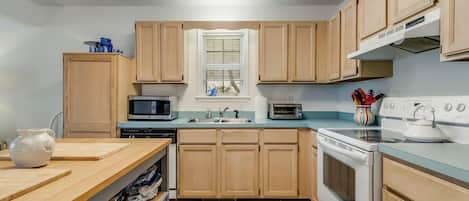 Cottage, Beberapa Tempat Tidur, patio, pemandangan kolam renang (COLUMBIA AVENUE 17) | Dapur pribadi | Mesin pembuat kopi/teh