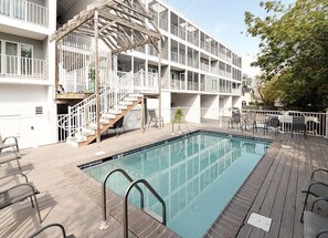 Una piscina al aire libre de temporada