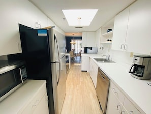 Appart'hôtel, plusieurs lits, balcon, vue piscine (WILMINGTON AVENUE 50 #316) | Cuisine privée | Cafetière/bouilloire