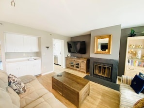 Appart'hôtel, plusieurs lits, balcon, vue piscine (WILMINGTON AVENUE 50 #316) | Coin séjour | Cheminée