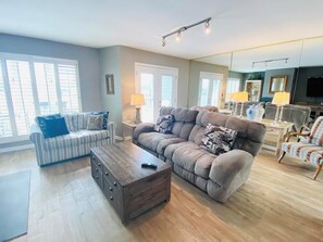 Condo, nhiều giường, ban công, quang cảnh hồ bơi (WILMINGTON AVENUE 50 #316) | Khu phòng khách | Lò sưởi 