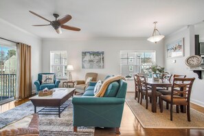 Rumah, Beberapa Tempat Tidur, patio (KEYSTONE DRIVE 19796) | Area keluarga | Perapian