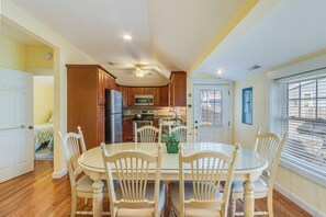 Cottage, Multiple Beds, Patio, Garden View (DELAWARE AVENUE 34B) | 3 bedrooms, individually decorated, individually furnished