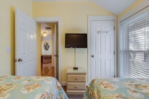 Cottage, Multiple Beds, Patio, Garden View (DELAWARE AVENUE 34B) | 3 bedrooms, individually decorated, individually furnished