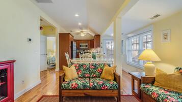 Cottage, Multiple Beds, Patio, Garden View (DELAWARE AVENUE 34B) | Interior