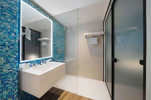 Habitación Premium | Baño | Artículos de higiene personal gratuitos, secador de pelo y toallas