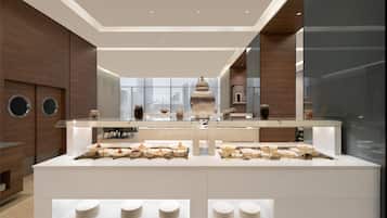 2 restaurants; breakfast, lunch and dinner served