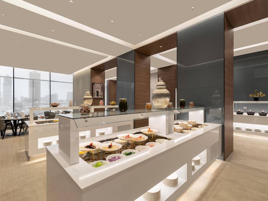 2 restaurants, breakfast served